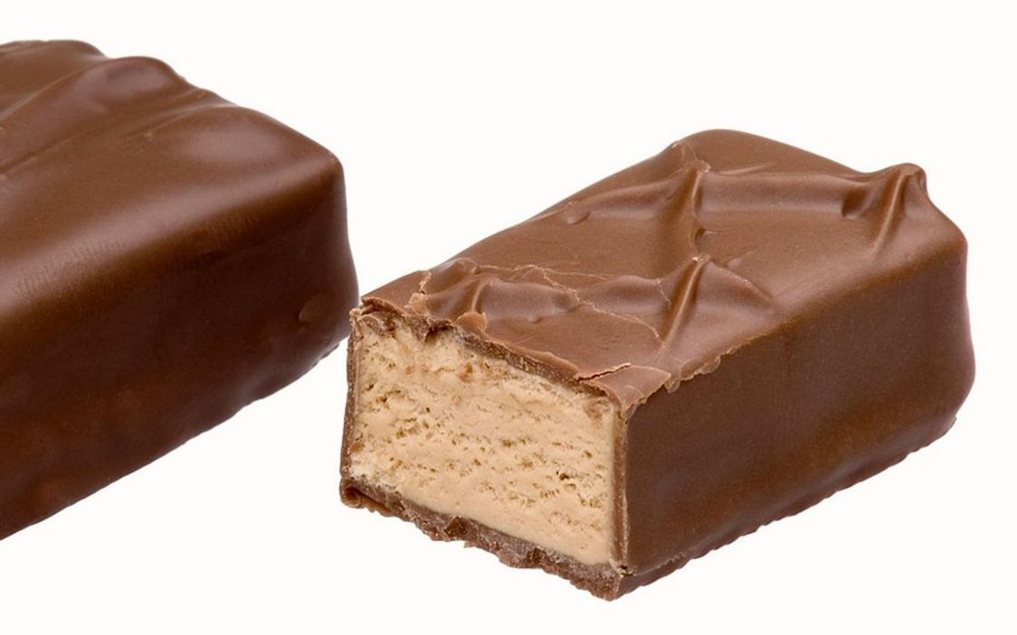 Bir tabakta sıcak karamel dolgulu lolipop